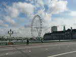 London  Spaziergang das London Eye mit der Themse von der Westminster Bridge aus gesehen (GB).